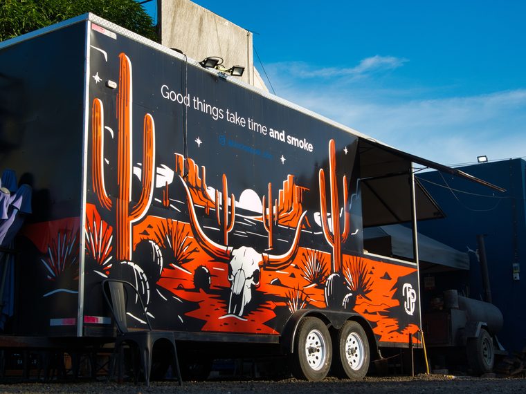 Food truck de Black Pepper Barbecue en la terraza